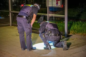 Polizisten am Tatort in Horn: Die Frau wurde in eine Klinik gebracht.