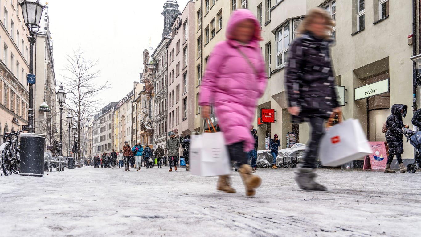 Passanten laufen durch die verschneite Münchner Innenstadt (Symbolbild): In Bayern könnte es Ende der kommenden Woche tatsächlich den ersten Schnee geben.