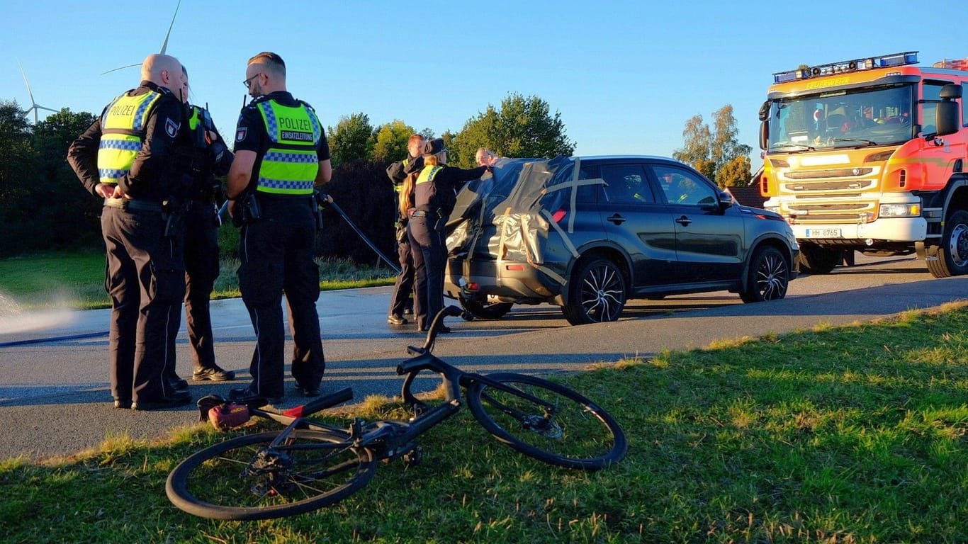 Unfallstelle auf dem Neuengammer Hausdeich: Der 30-jährige Radfahrer erlitt schwerste Kopfverletzung, starb noch auf dem Deich.