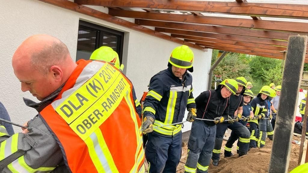 Heute Nachmittag wurden wir zu Unterstützung, in den Stadtteil Rohrbach alarmiert. Dort wurde eine Person, von Erdmassen, in einer Grube, bis zum Hals verschüttet. Mit Schippen und bloßen Händen musste die Person freigegraben werden. Um nachrutschendes Erdreich zu verhindern, musste die Grube nach und nach mit Schaltafeln und Balken verbaut werden. Neben einem hohen personellen Einsatz der Kameradinnen und Kameraden der Feuerwehr, war neben der Polizei und dem Rettungsdienst auch ein Rettungshubschrauber aus Mainz an der Einsatzstelle. Dieser konnte zum Glück ohne Patient den Heimflug antreten, da der Patient mit dem Rettungswagen in ein umliegendes Krankenhaus verbracht werden konnte.