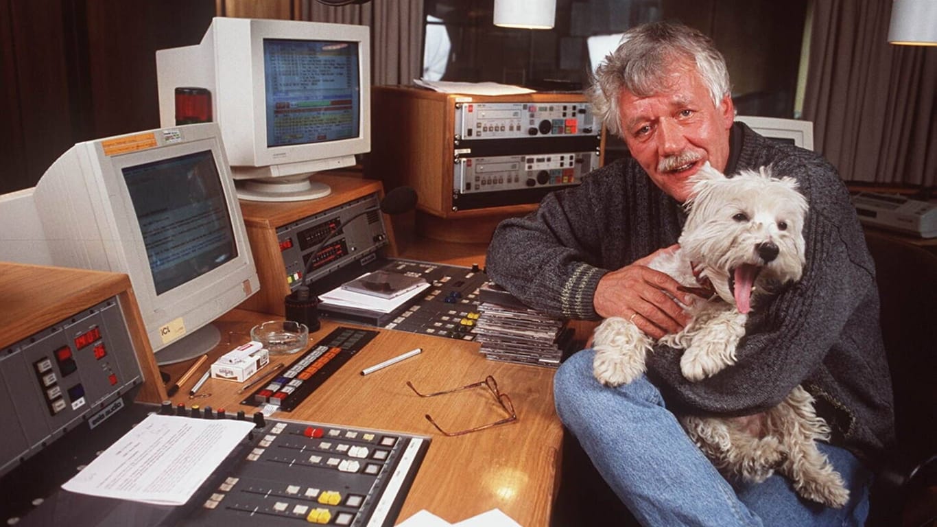 Carlo von Tiedemann mit Hund Debby 1996 beim NDR-Radio (Archivbild).