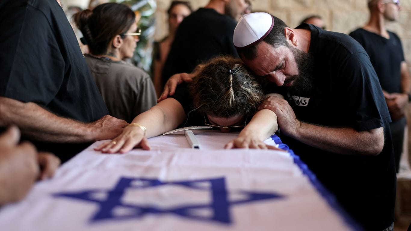 Unendliche Trauer: Die jüdischen Toten der Kibbuz-Angriffe von Hamas werden beerdigt.