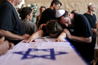 Unendliche Trauer: Die jüdischen Toten der Kibbuz-Angriffe von Hamas werden beerdigt.
