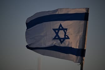 Israelflagge vor einem Regierungsgebäude (Symbolbild).