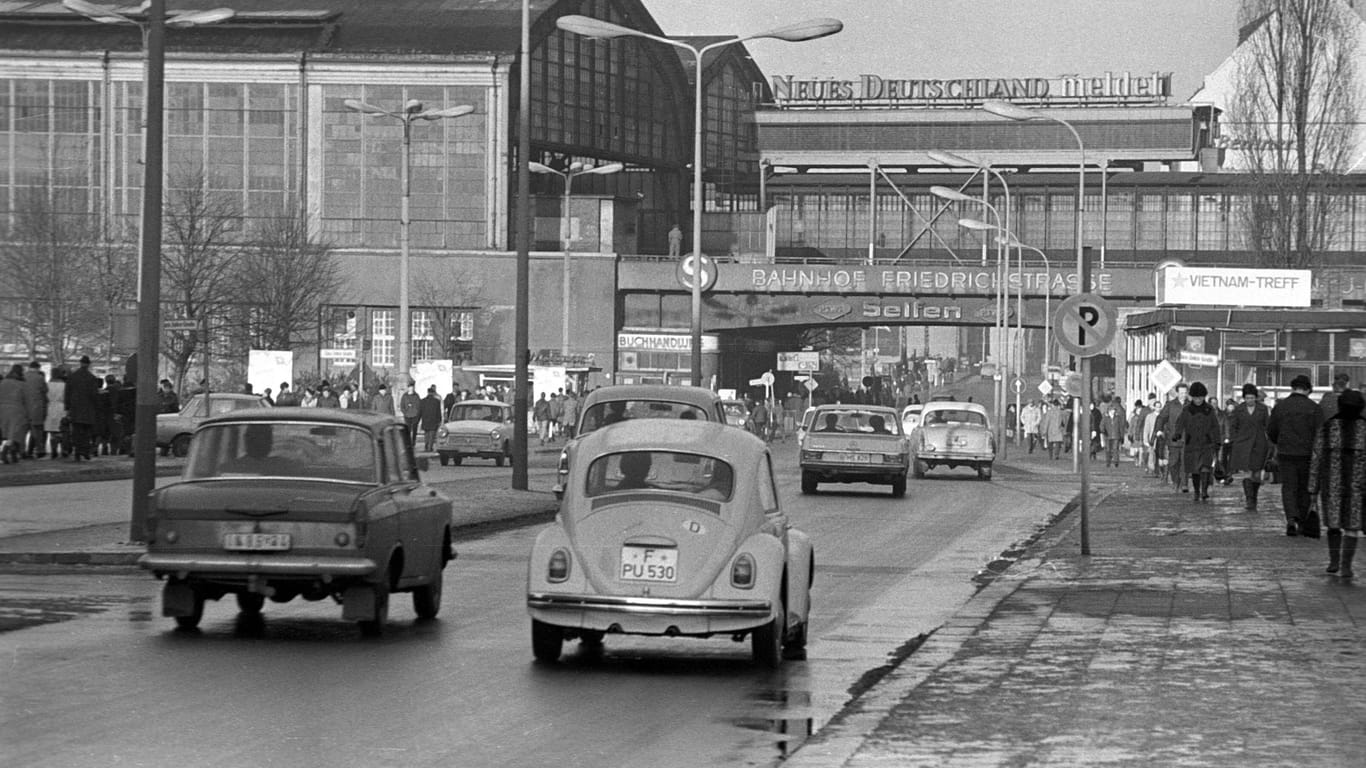 Straßenszene am S-Bahnhof Friedrichstraße in Berlin (Archivbild): Ein Ex-Stasi-Mitarbeiter soll hier einen Polen erschossen haben.