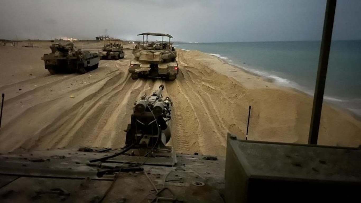 Panzer fahren am Mittelmeerstrand des Gazastreifens: Israel weitet seine Bodenaktionen gegen die Hamas aus.
