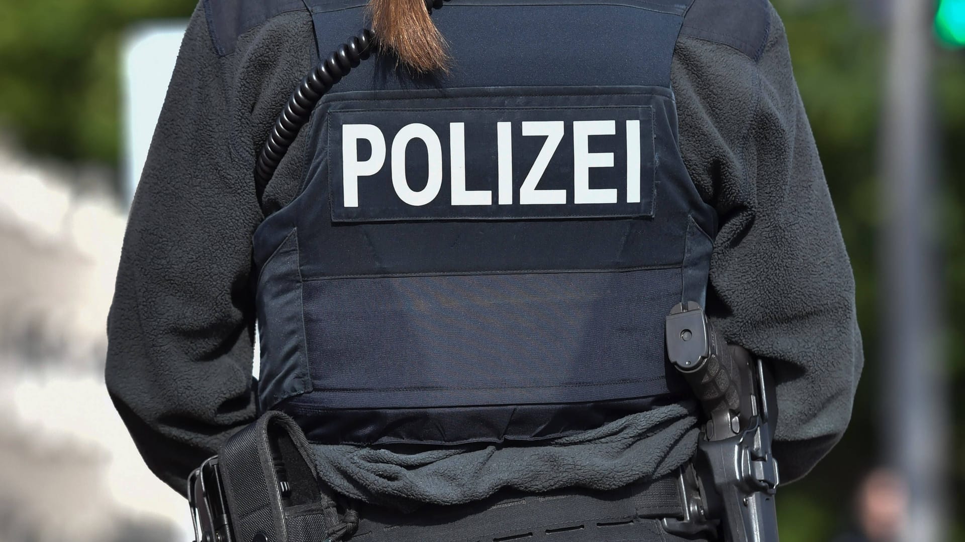 Eine Polizistin (Symbolbild): Hinweise aus der Bevölkerung hatten zur Festnahme des Mannes geführt.