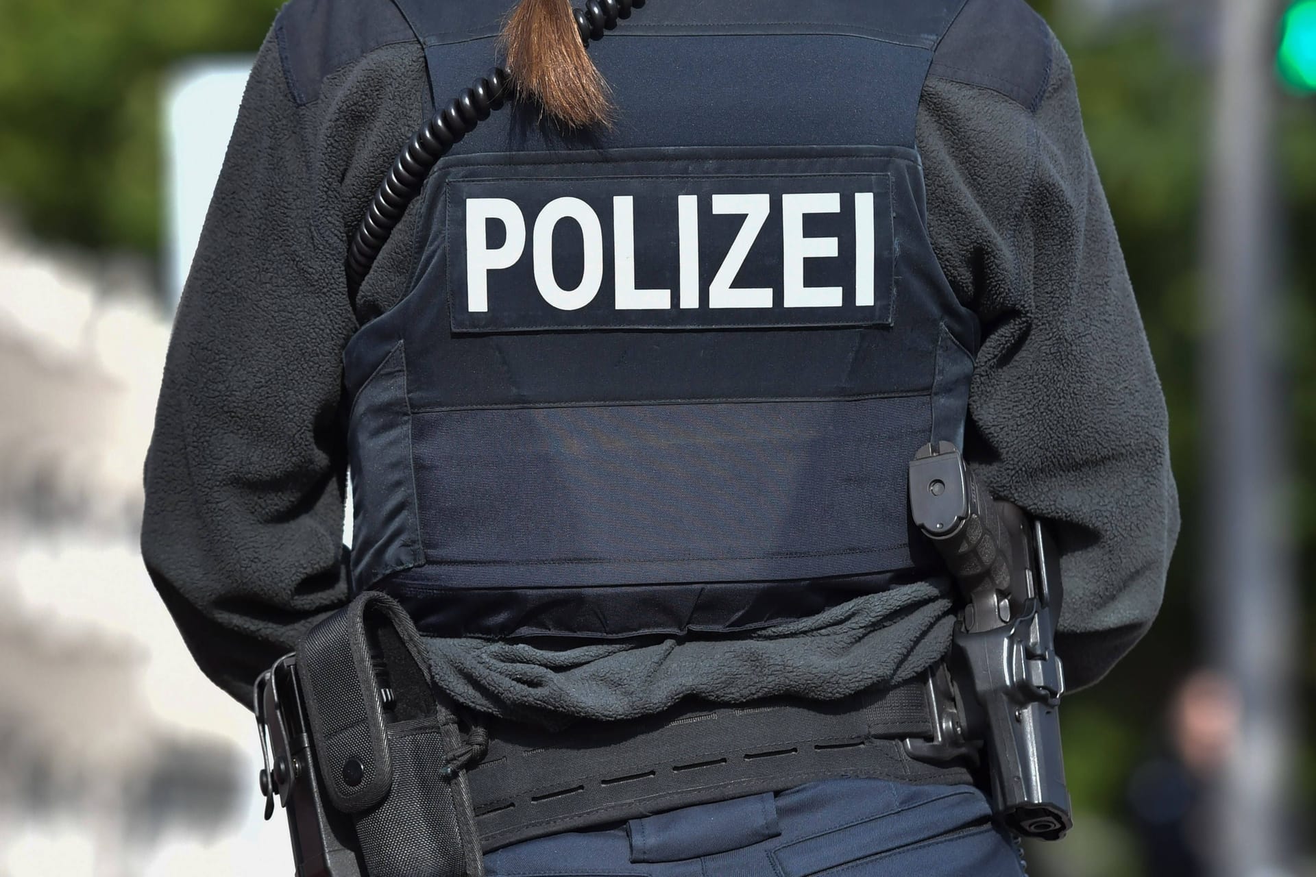 Eine Polizistin (Symbolbild): Hinweise aus der Bevölkerung hatten zur Festnahme des Mannes geführt.