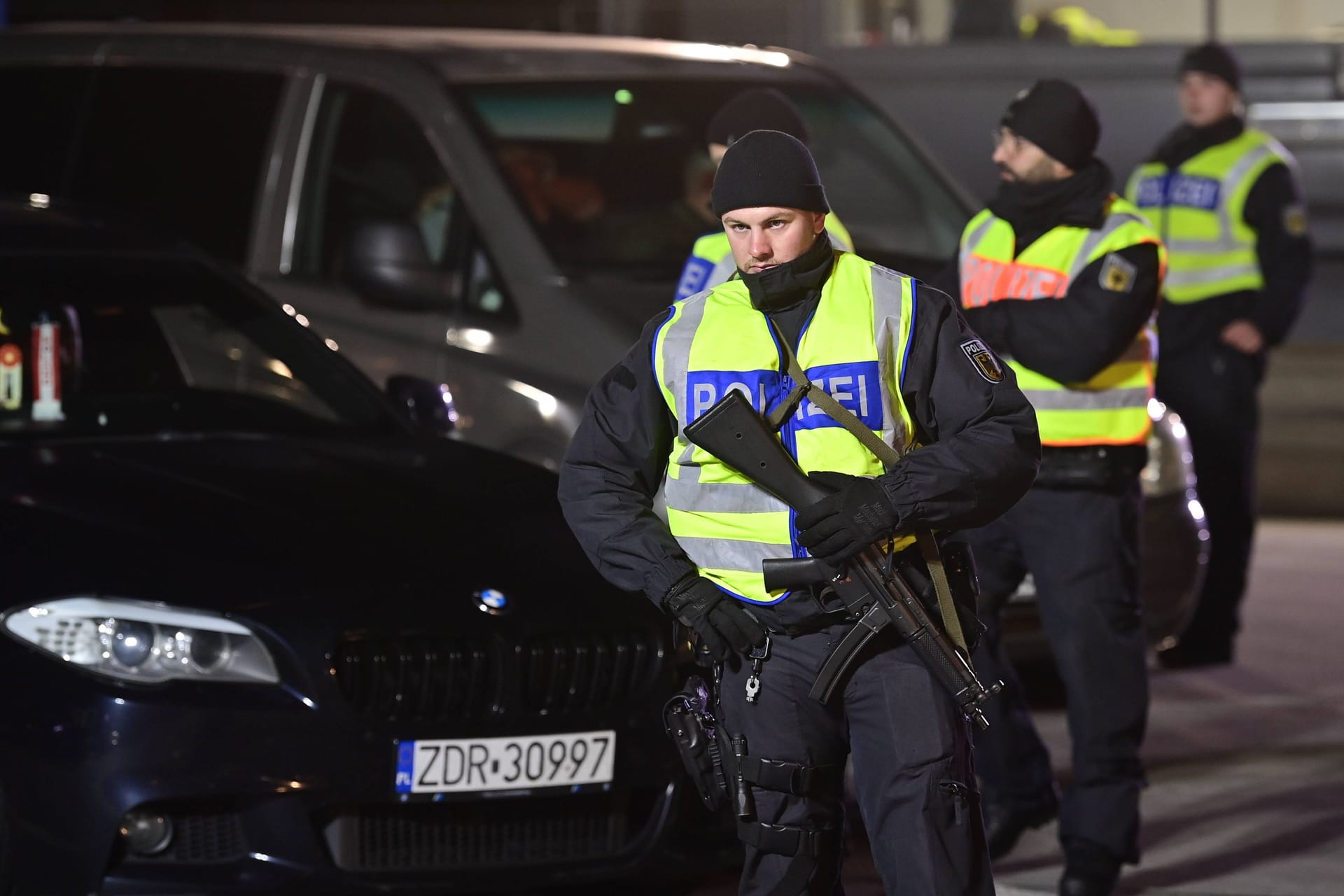 Polizist an Grenze zu Polen: Kontrollen nach der Entscheidung von Faeser eingereichtet.