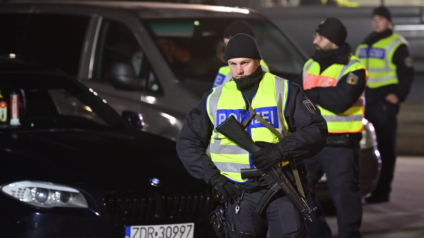 Polizist an Grenze zu Polen: Kontrollen nach der Entscheidung von Faeser eingereichtet.