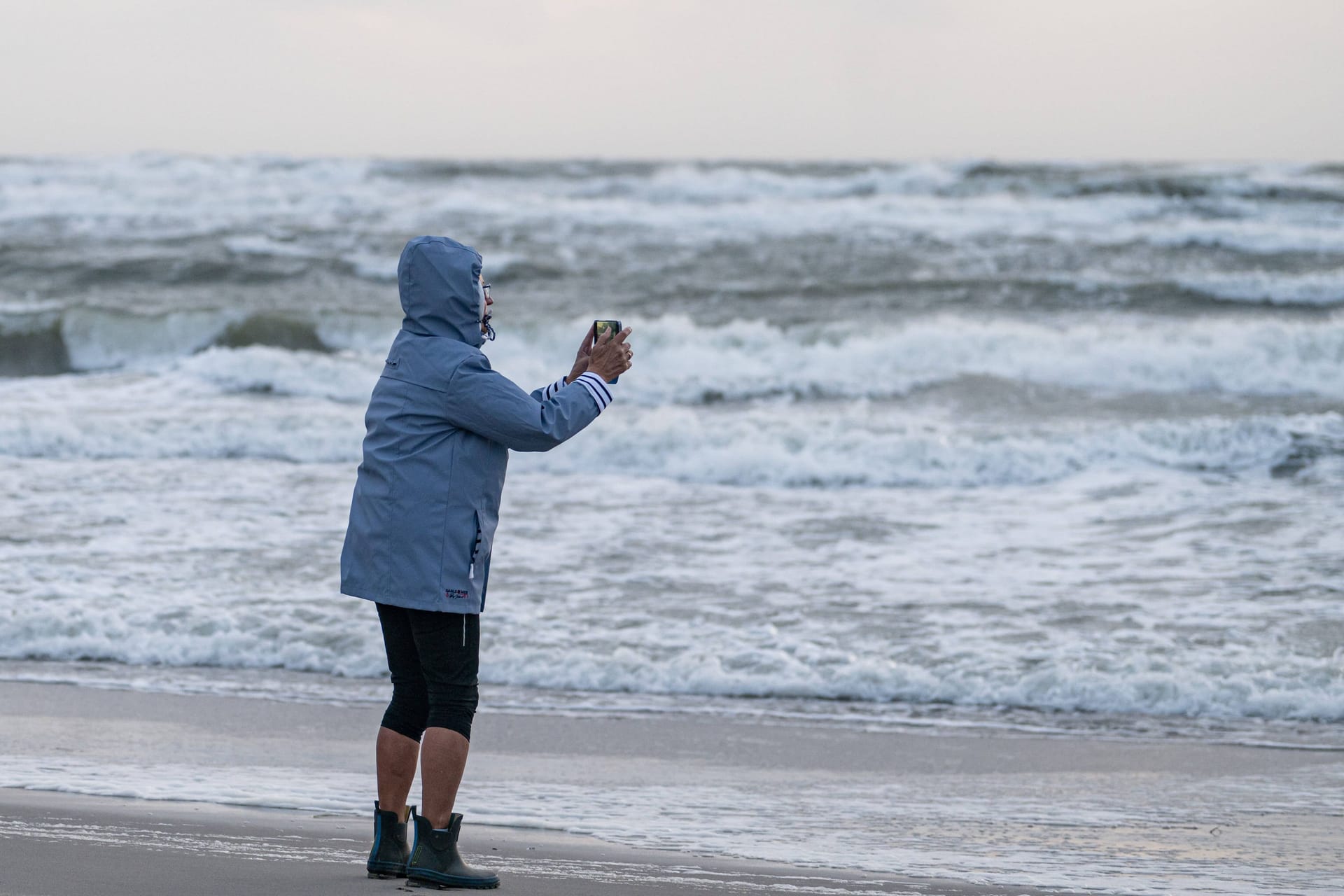 Warnemünde (Archivbild): Unter anderem an der Ostsee wird es stürmisch.