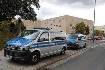 Streifenwagen vor einer Synagoge in Dresden (Symbolbild): Sachsen erhöht die Sicherheitsvorkehrungen vor jüdischen Einrichtungen.