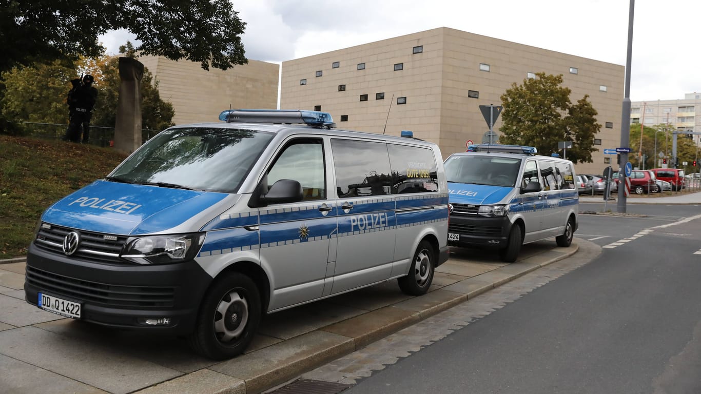 Streifenwagen vor einer Synagoge in Dresden (Symbolbild): Sachsen erhöht die Sicherheitsvorkehrungen vor jüdischen Einrichtungen.