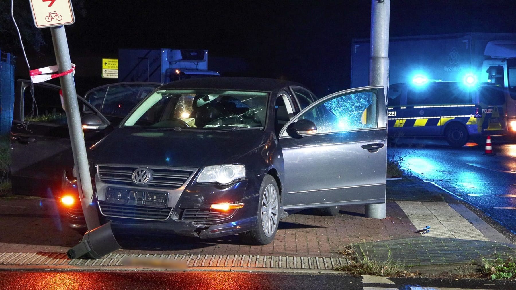 Düsseldorf: Auto prallt gegen Ampel – Fahrer flüchtet vom Unfallort