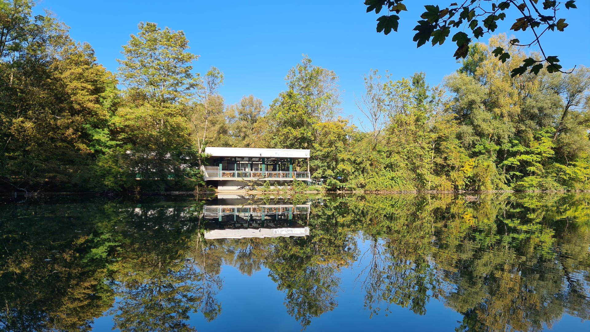 Idylle im Grünen: Der Campingplatz Thalkirchen liegt direkt am Floßkanal der Isar.