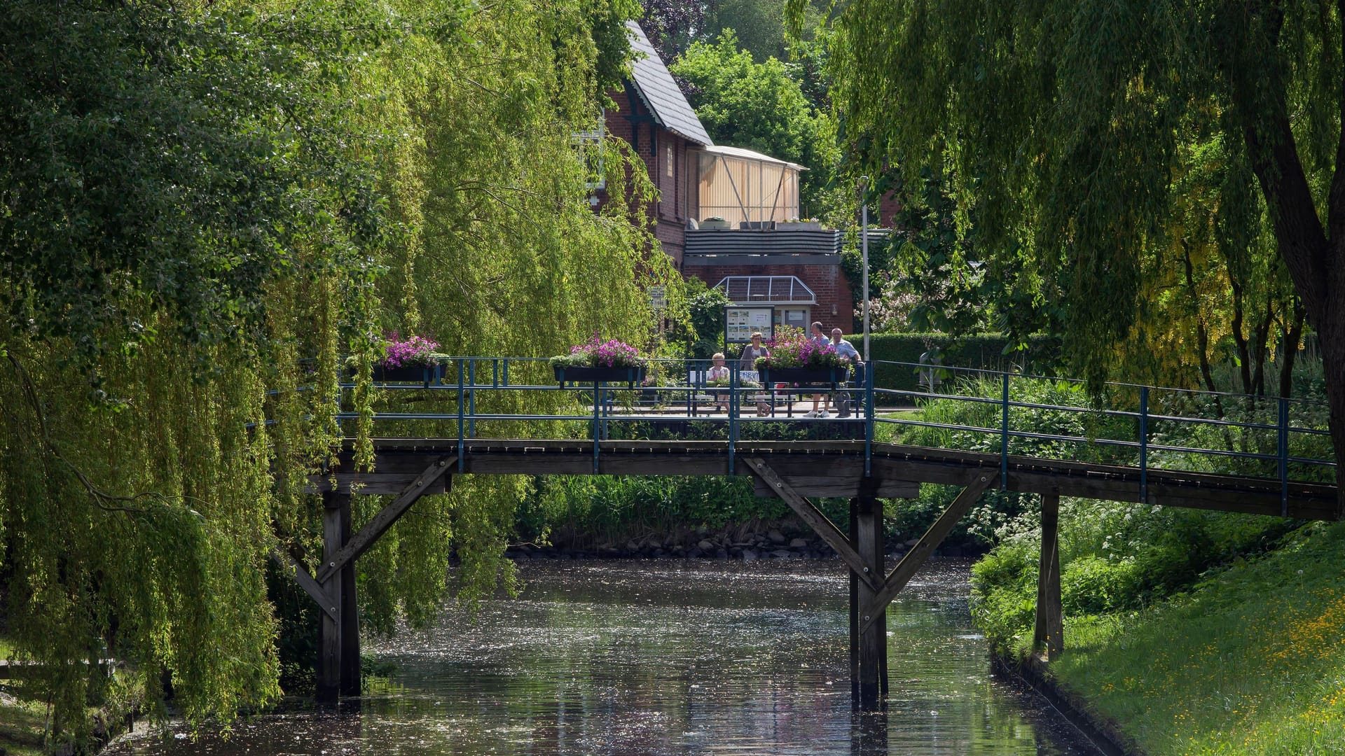 Gracht in Friedrichstadt (Archivfoto): Die zahlreichen Kanäle laden zu Entdeckertouren mit dem Kanu ein.