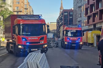 Fahrzeuge der Feuerwehr stehen in der Hamburger Hafencity: Auf einer Baustelle in der Chicagostraße ist am Morgen ein Baugerüst eingestürzt.