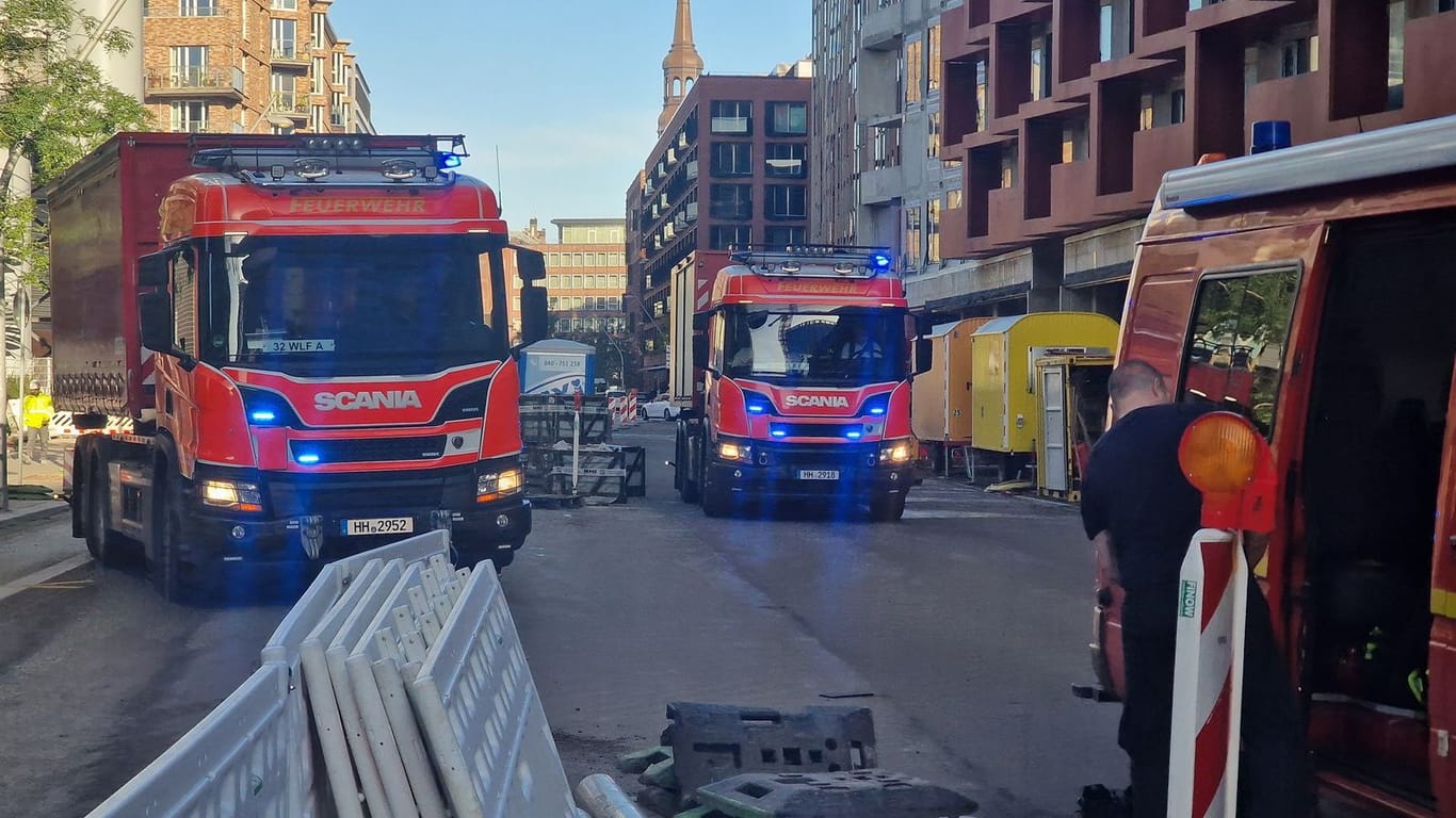 Fahrzeuge der Feuerwehr stehen in der Hamburger Hafencity: Auf einer Baustelle in der Chicagostraße ist am Morgen ein Baugerüst eingestürzt.