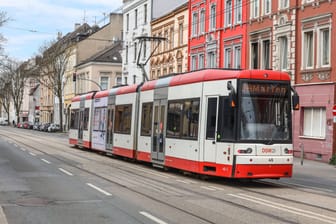 Straßenbahnwagen der Dortmunder Stadtbahn (Symbolbild): Am Dienstag ist ein Radfahrer mit einer Bahn zusammengestoßen.