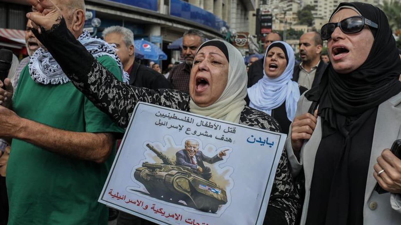 Pro-Palästinensische Demonstrantin in Nablus im Westjordanland.