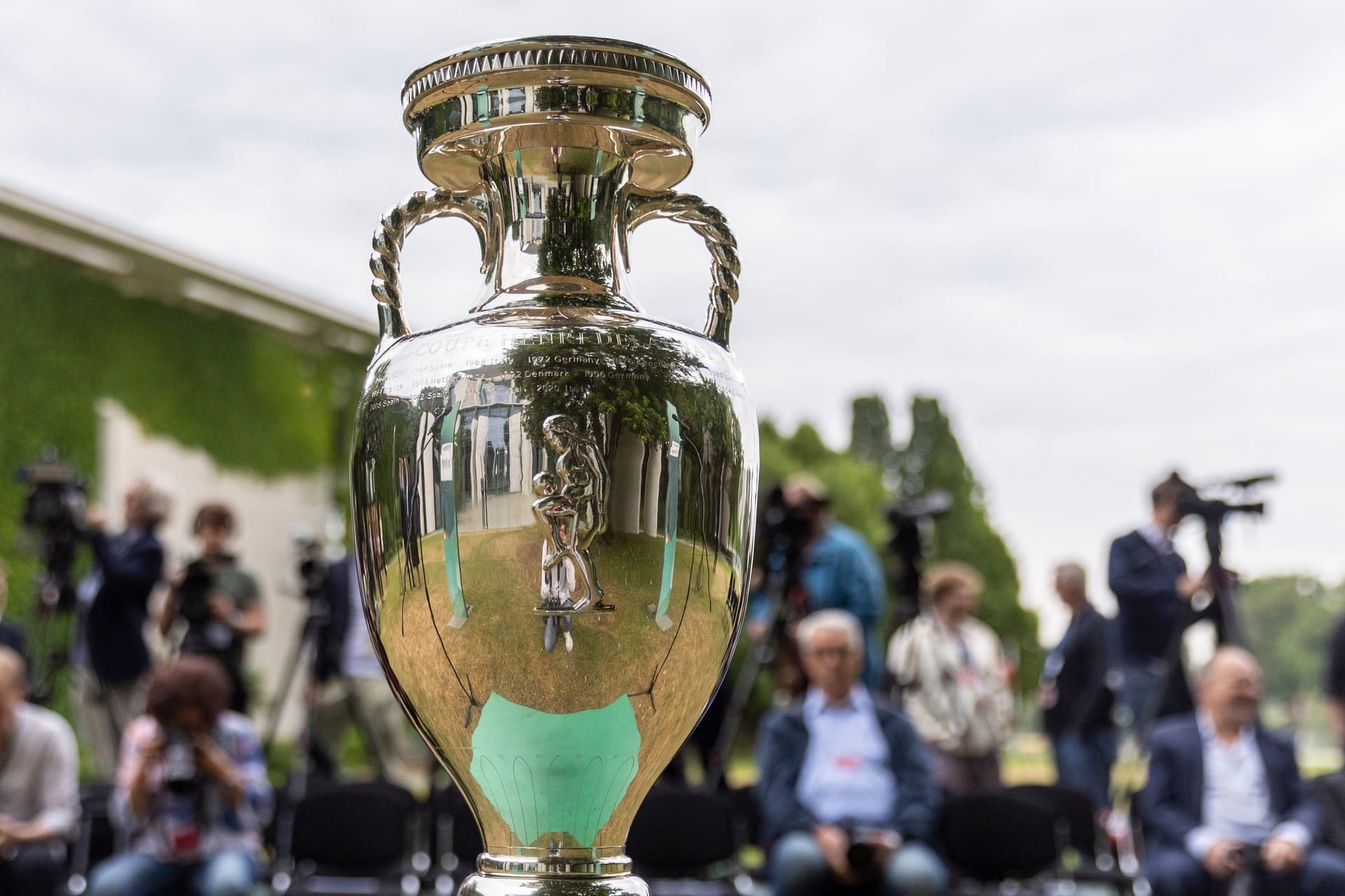 Die EM-Trophäe: Der Austragungsort des Turniers 2028 steht so gut wie fest.