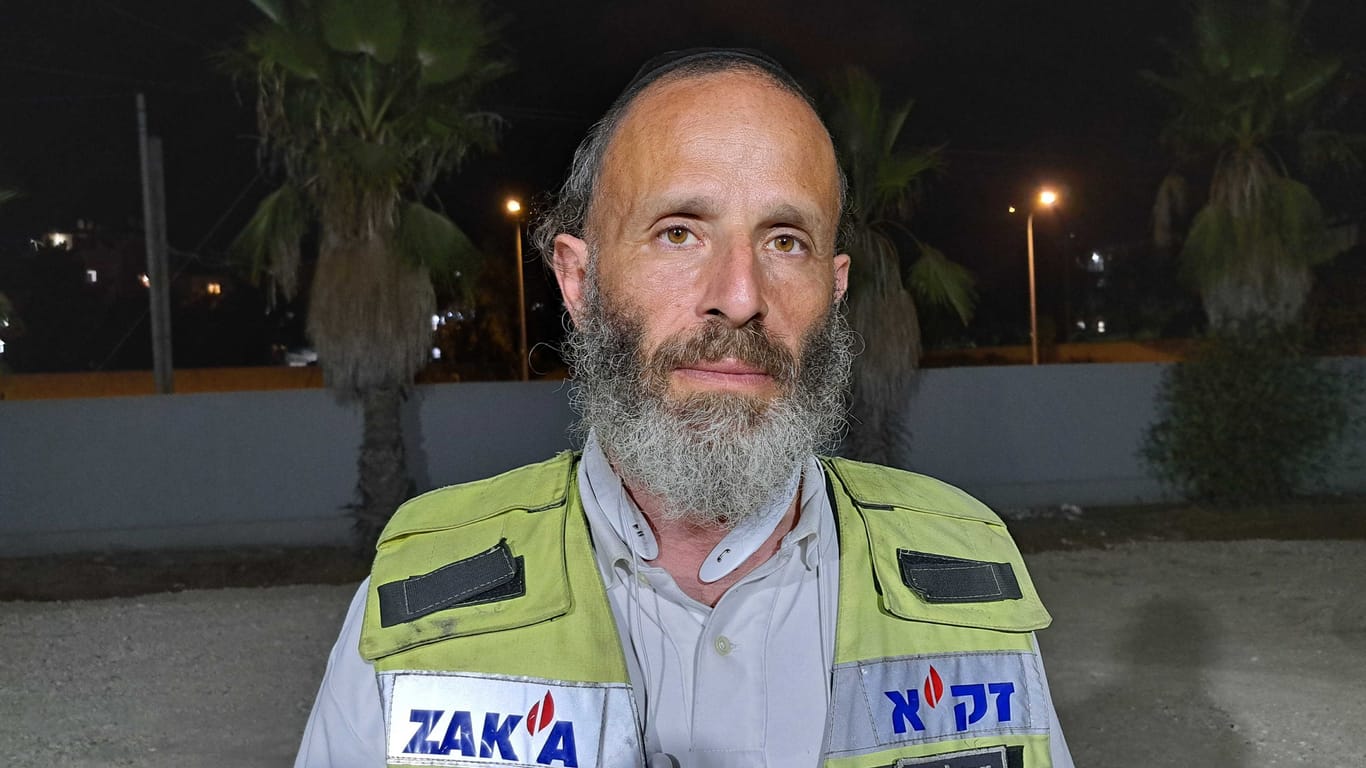 Yossi Landau birgt seit 33 Jahren Leichenteile von Anschlagsorten. Was er in israelischen Kibbuzen mitansehen muss, stellt alles Bisherige in den Schatten, sagt er.