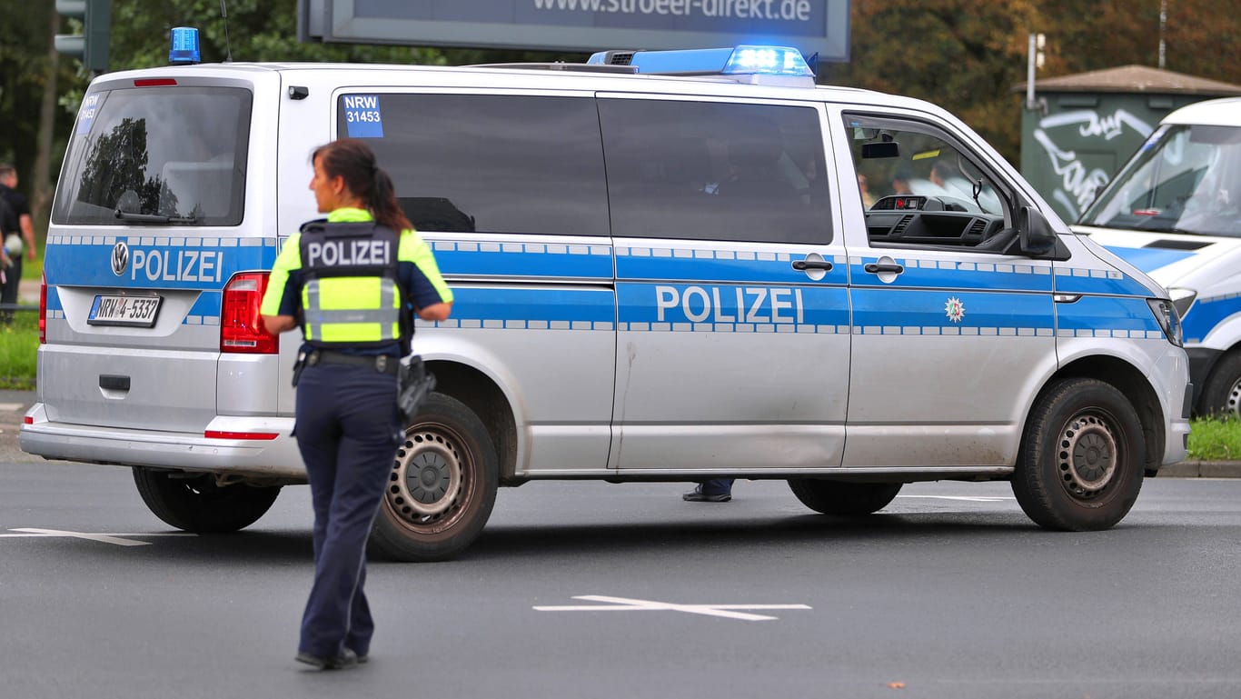 Ein Einsatzfahrzeug der Polizei (Symbolbild): In Köln-Dellbrück wurde eine Frau von ihrem Mann in einer Wohnung festgehalten.