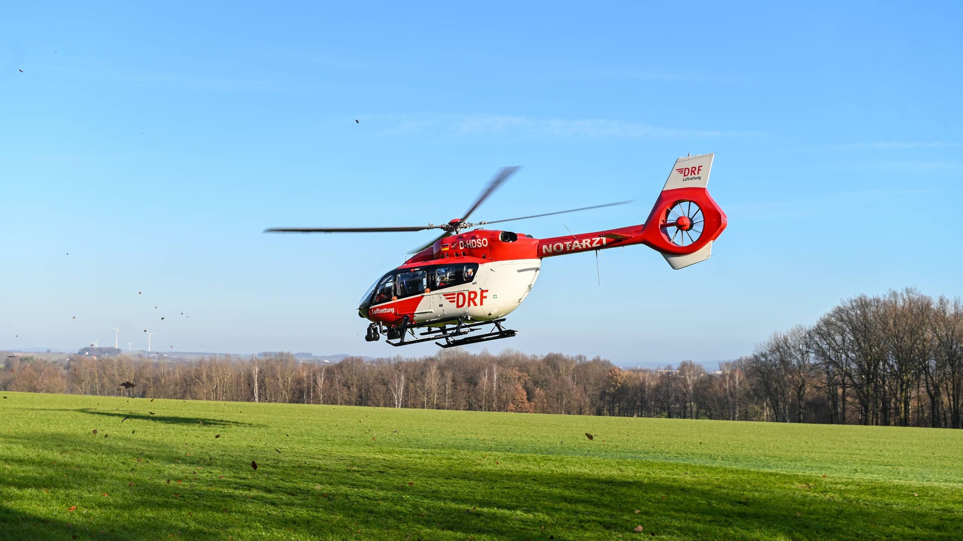 Ein Hubschrauber der DRF Luftrettung (Symbolbild): Der Schwerverletzt musste in ein Krankenhaus geflogen werden.