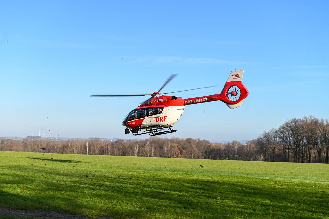 Ein Hubschrauber der DRF Luftrettung (Symbolbild): Der Schwerverletzt musste in ein Krankenhaus geflogen werden.
