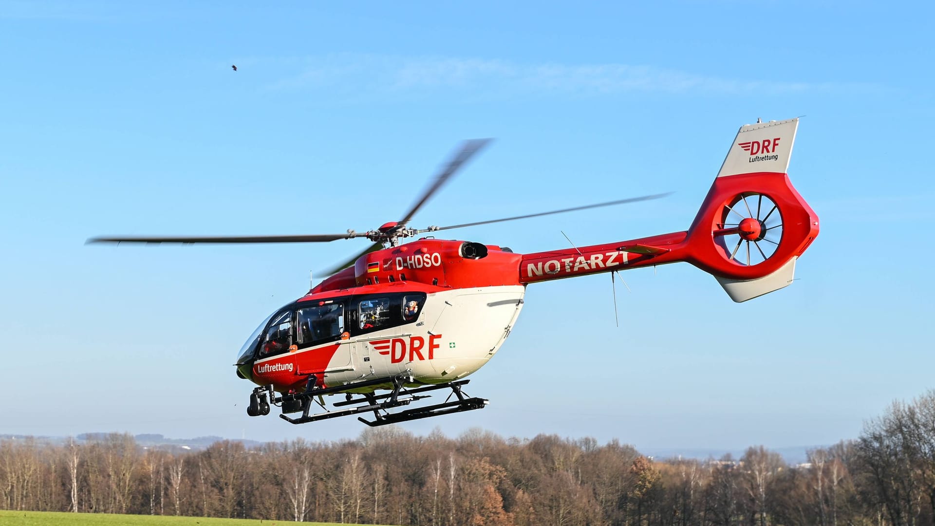 Ein Hubschrauber der DRF Luftrettung (Symbolbild): Der Schwerverletzt musste in ein Krankenhaus geflogen werden.