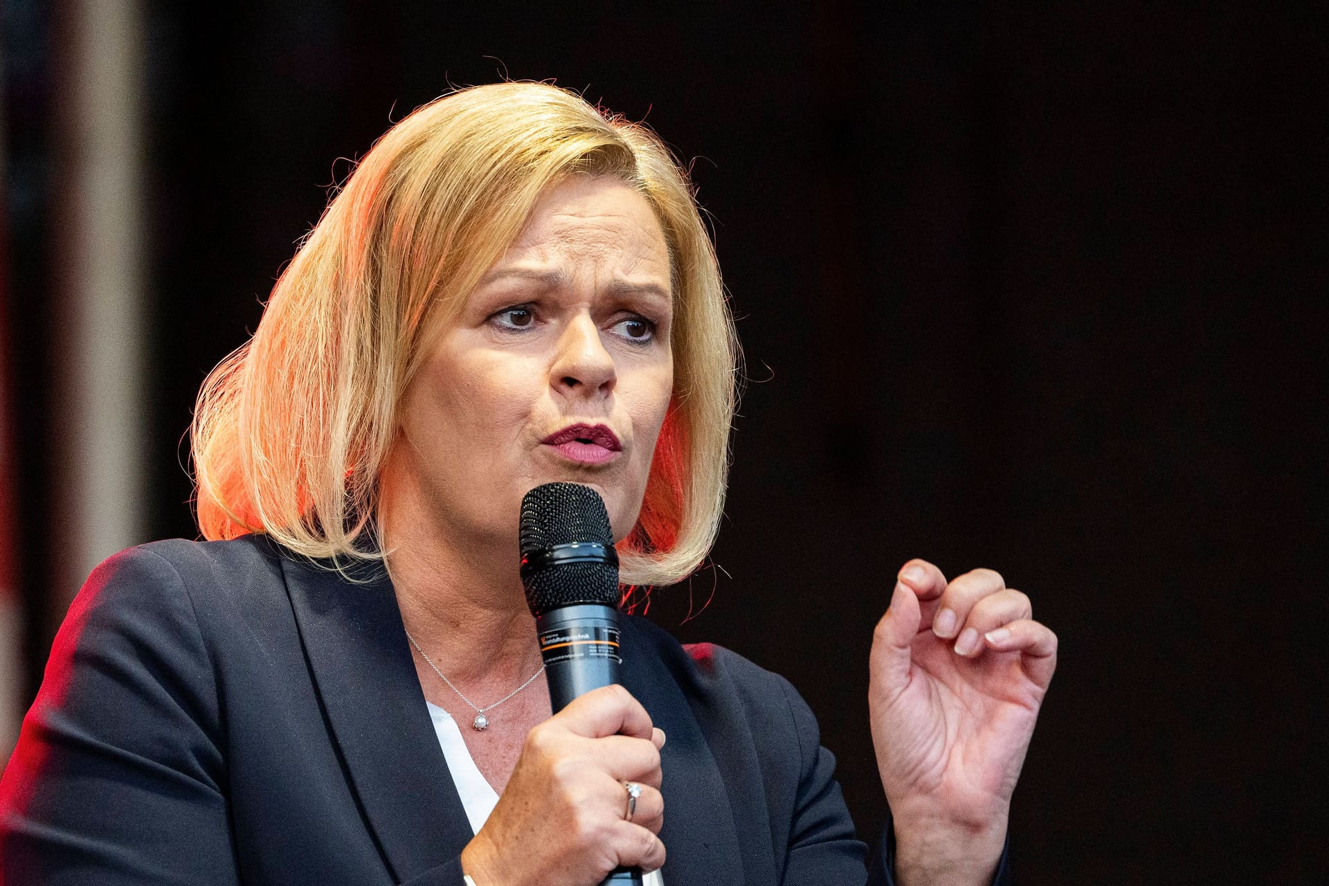 Bundesinnenministerin Nancy Faeser bei einem Wahlkampfauftritt in Hessen (Archivbild).