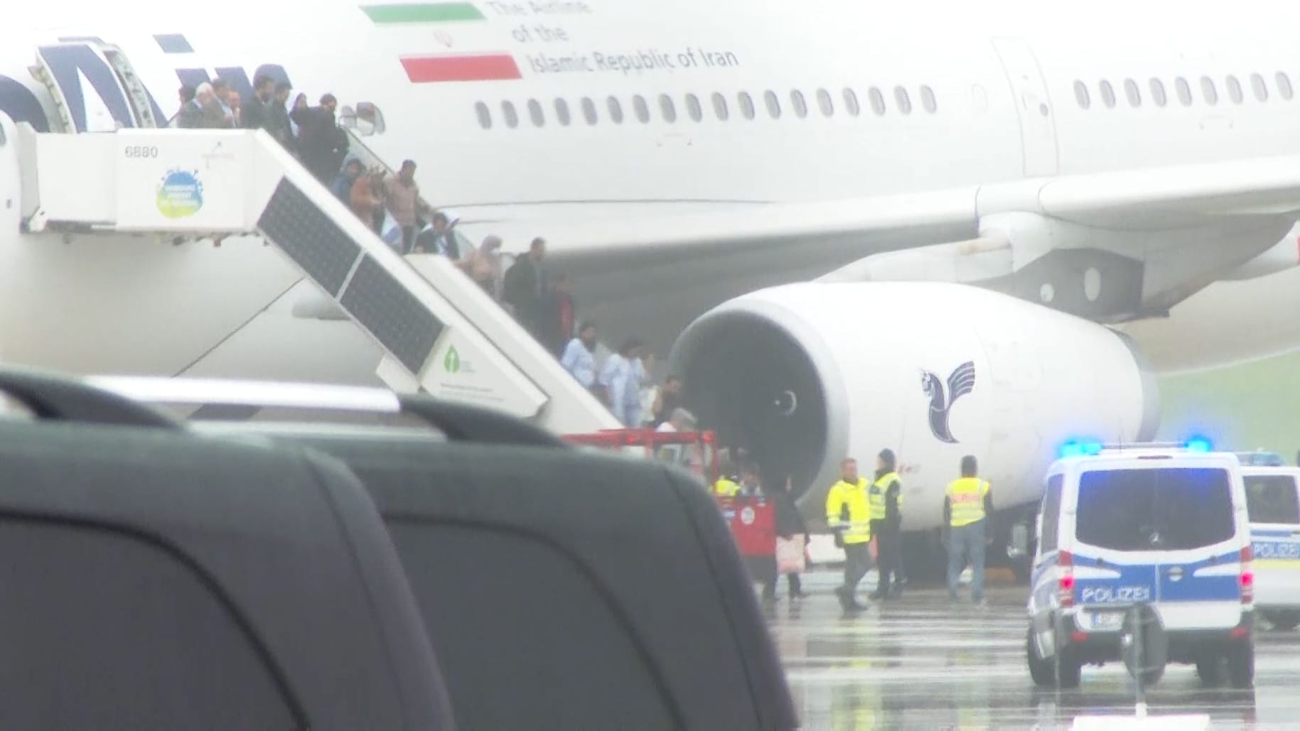 Passagiere des betroffenen Flugzeugs verlassen sie Maschine. Der Flieger wurde in einem Sonderbereich gebracht. Passagiere des betroffenen Flugzeugs verlassen sie Maschine. Der Flieger wurde in einem Sonderbereich gebracht.