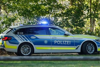 Polizeiauto (Symbolbild): In Bayern gab es bei einem 34-Jährigen eine Razzia.