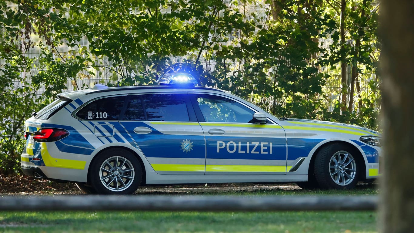 Polizeiauto (Symbolbild): In Bayern gab es bei einem 34-Jährigen eine Razzia.