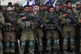 Israelische Soldaten (Archivbild): Israels Armee ist bestens ausgerüstet, oft musste sie das Land gegen Angriffe verteidigen.