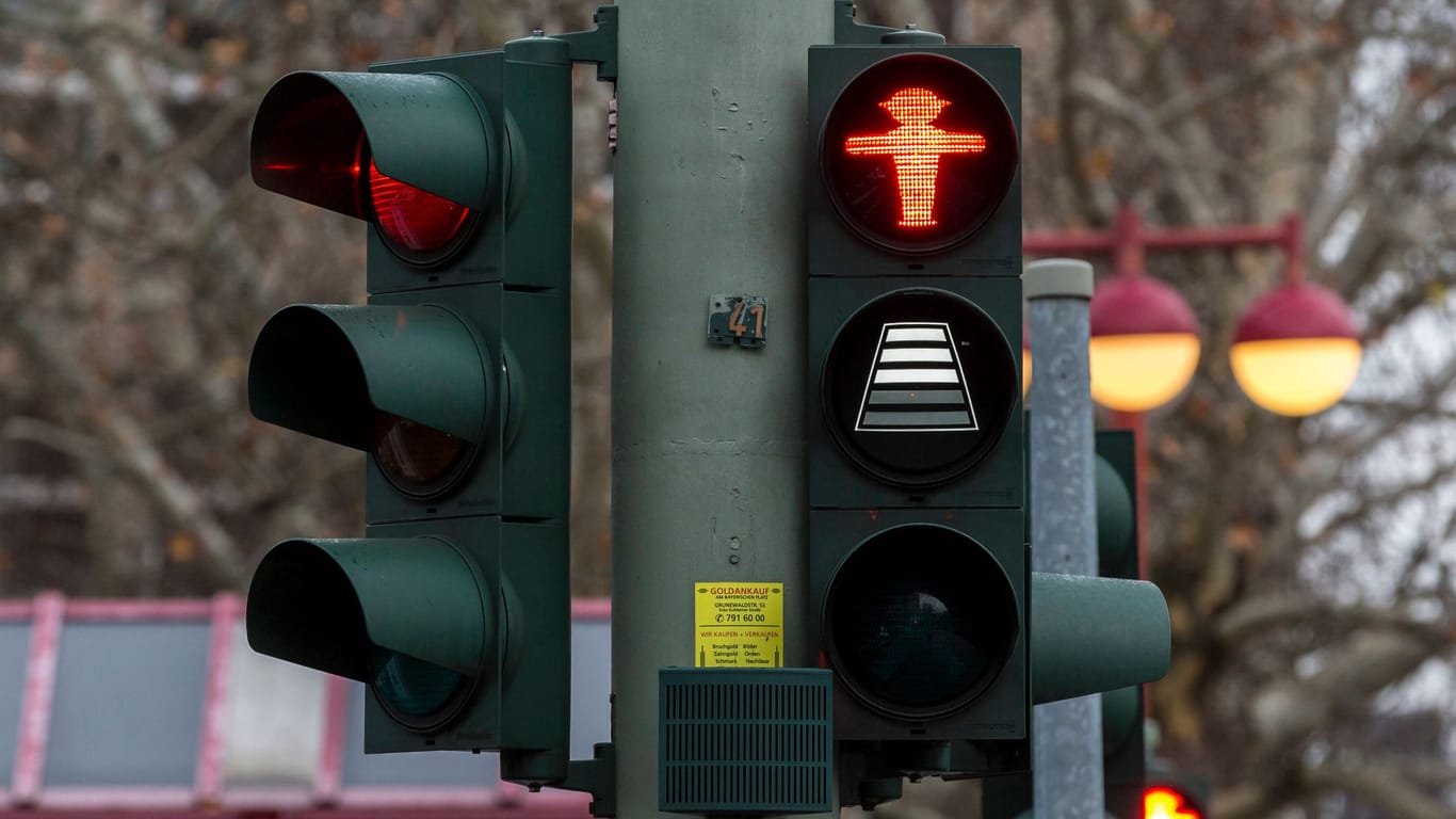 Der Countdown läuft: Berliner Ampeln sollen künftig Fußgängern anzeigen, wie viel Zeit ihnen noch zum Überqueren der Straße bleibt (oben: Testampel).