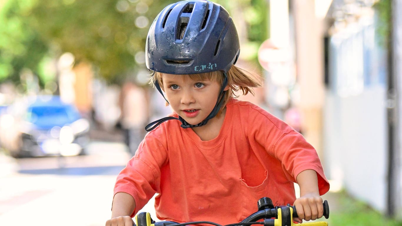 Ein Junge fährt auf einem Fahrrad (Symbolbild): Der Unfallfahrer flüchtete, ohne sich nach dem Jungen zu erkundigen.