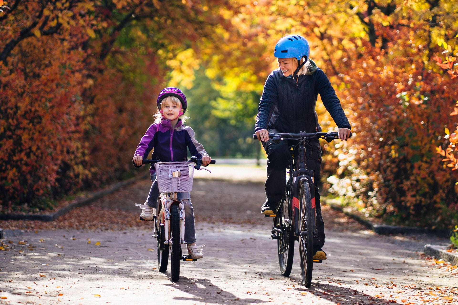 Auf dem Fahrrad nicht frieren: Besonders dicke Kleidung ist der falsche Weg.