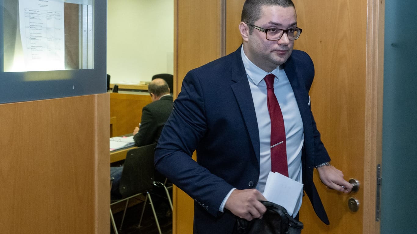 Der AfD-Politiker Andreas Jurca verlässt einen Gerichtssaal, nachdem er in einem Prozess als Zeuge ausgesagt hatte (Archivfoto) – im Fall eines Angriffs auf den 35-Jährigen gibt es neue Erkenntnisse.