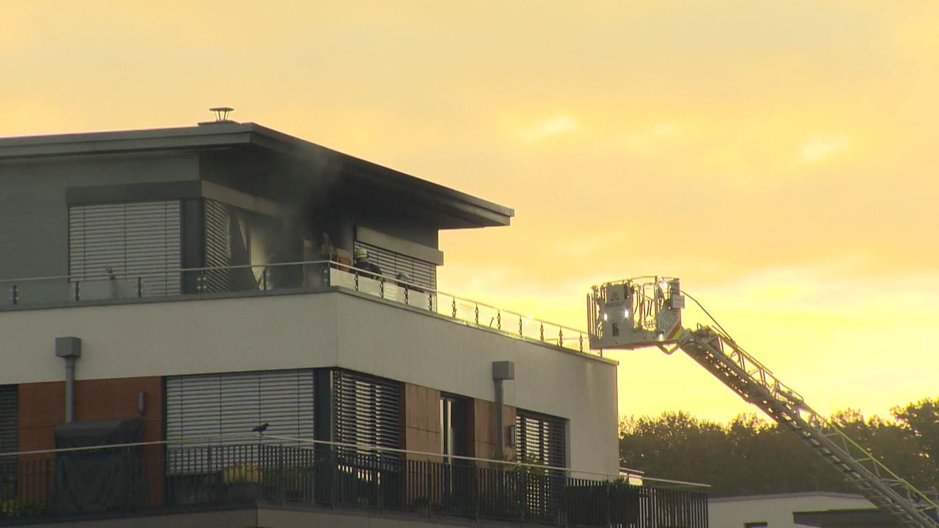 Einsatzkräfte der Feuerwehr am Penthouse: Am Phoenix See brannte Mobiliar auf dem Balkon eines BVB-Spielers.