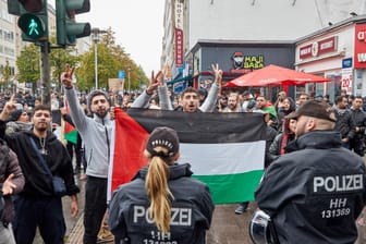 Demonstranten mit Palästina-Flaggen stehen umringt von Polizisten auf dem Steindamm in Hamburg-St. Georg: Die Versammlung wurde aufgelöst.