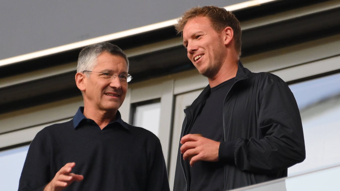 Herbert Hainer und Julian Nagelsmann: Die beiden unterhielten sich während des Spiels zwischen Leipzig und Bayern.