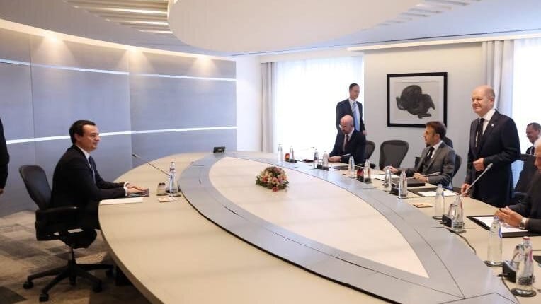 Kosovos Premierminister Albin Kurti (links) im Gespräch mit EU-Vertretern. Aufgrund der Spannungen zwischen Kosovo und Serbien sprechen die EU-Vertreter einzeln mit den Staatsoberhäuptern beider Länder. Kosovos Premierminister Albin Kurti (links) im Gespräch mit EU-Vertretern. Aufgrund der Spannungen zwischen Kosovo und Serbien sprechen die EU-Vertreter einzeln mit den Staatsoberhäuptern beider Länder.
