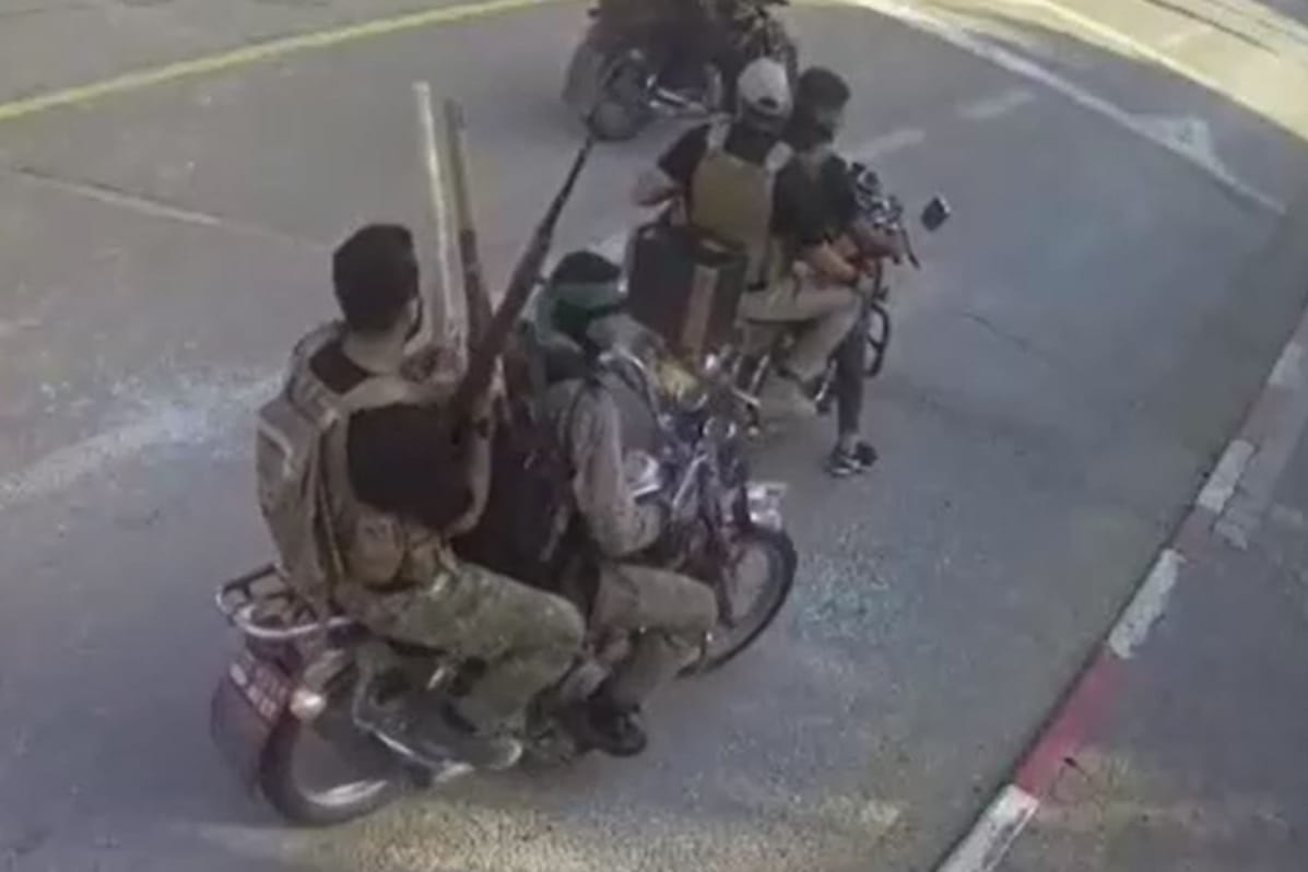 Bewaffnete Hamas-Terroristen fahren auf Motorrädern durch einen Kibbuz in der Nähe des Gazastreifens.