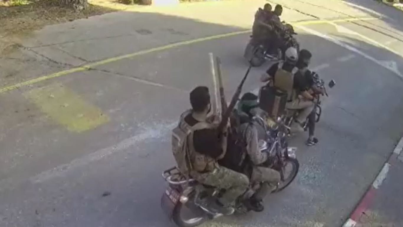 Bewaffnete Hamas-Terroristen fahren auf Motorrädern durch einen Kibbuz in der Nähe des Gazastreifens.