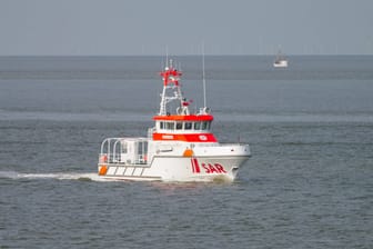Das Rettungsschiff "Anneliese Kramer" der Seenotretter: Es war als Erstes am Einsatzort vor Cuxhaven.