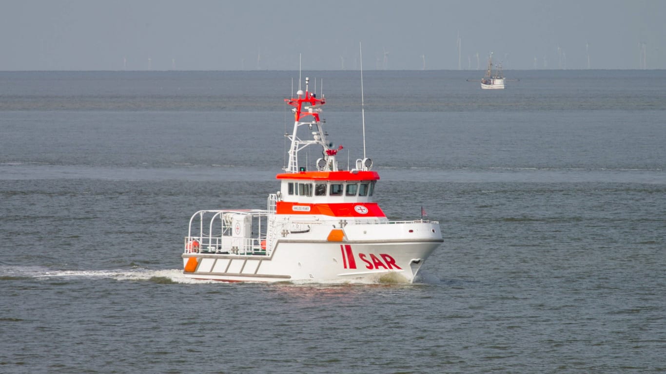 Das Rettungsschiff "Anneliese Kramer" der Seenotretter: Es war als Erstes am Einsatzort vor Cuxhaven.