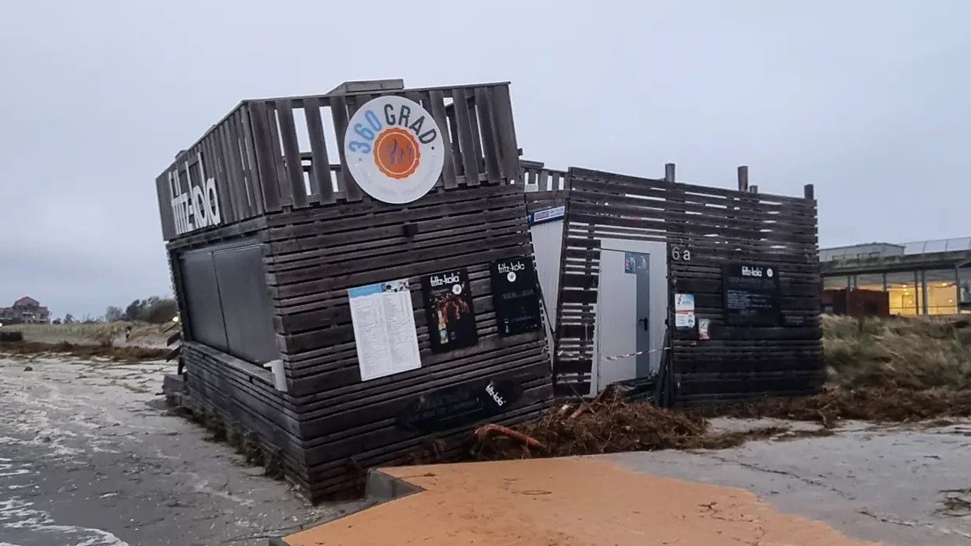 Die "360 Grad Bar" auf Fehmarn: Die Sturmflut hat das Gebäude sichtbar beschädigt.