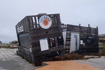 Die "360 Grad Bar" auf Fehmarn: Die Sturmflut hat das Gebäude sichtbar beschädigt.