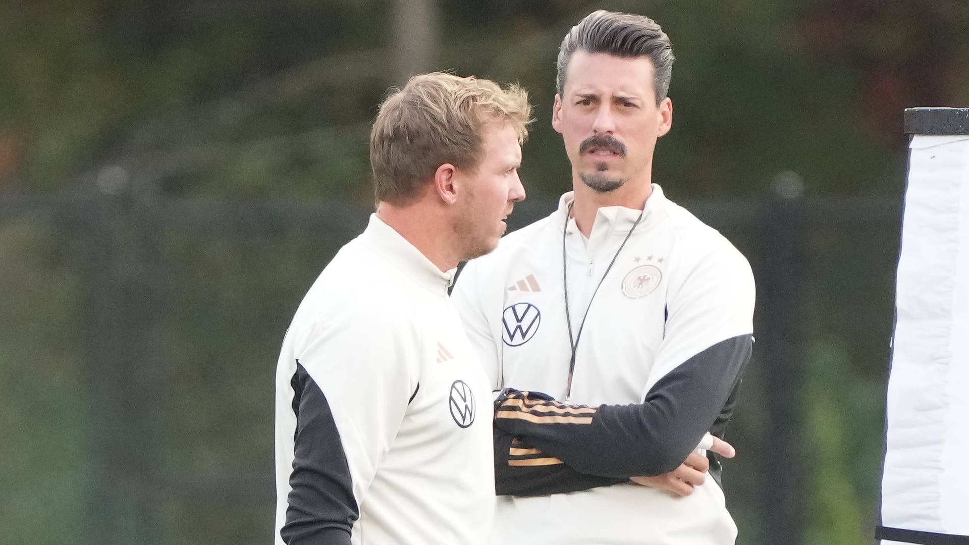 Bundestrainer Julian Nagelsmann und Assistenztrainer Sandro Wagner: Die beiden verstehen sich gut.